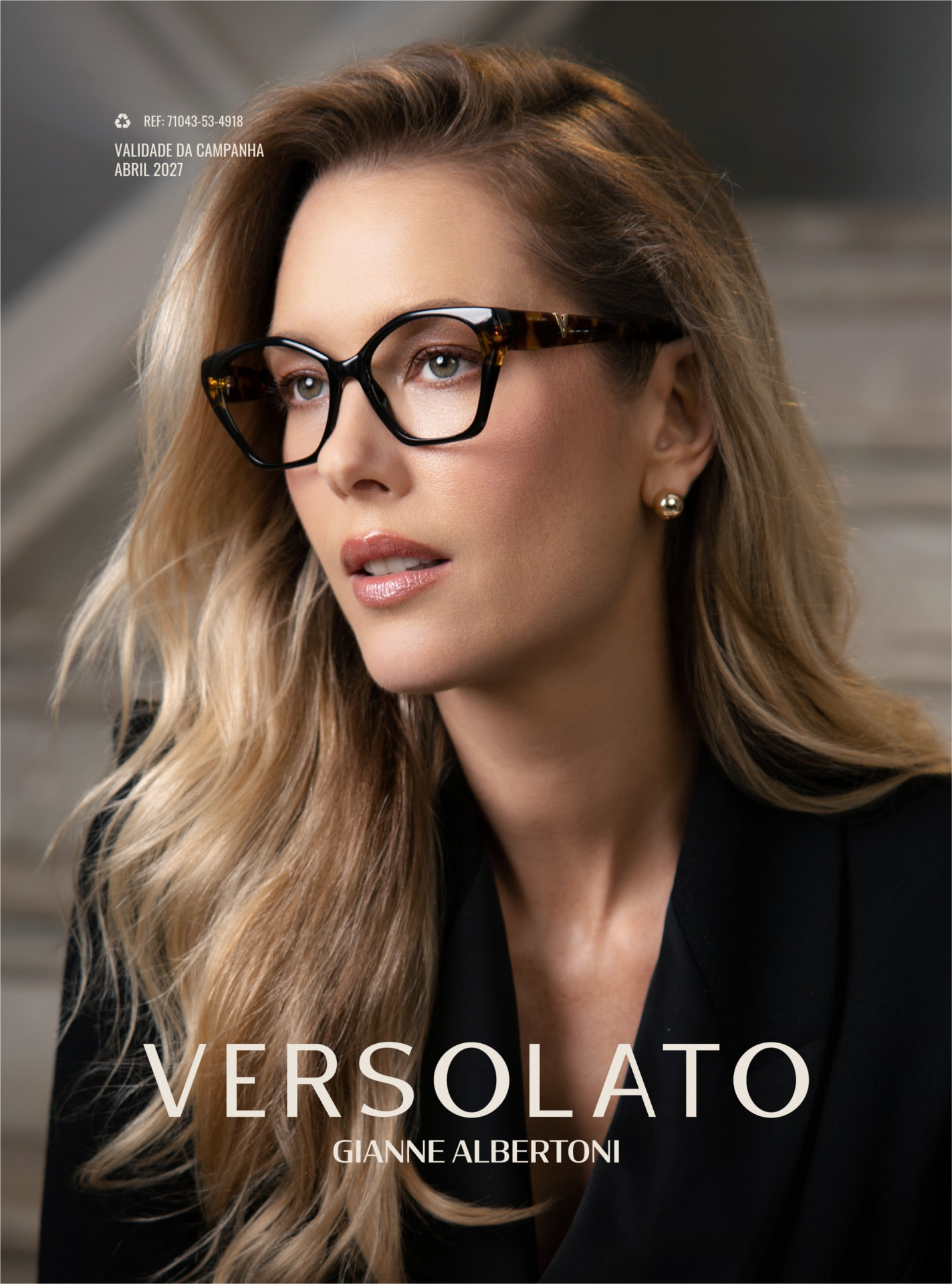 Campanha Versolato com modelo usando armação de grau